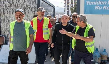 İzmir Büyükşehir Belediye Başkanı Tunç Soyer, İskenderun'da depremin dördüncü gününden
