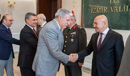 İzmir Büyükşehir Belediye Başkanı Tunç Soyer, İzmir Valiliği’nde düzenlenen bayramlaşma