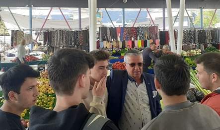 Kemer Belediye Başkanı Necati Topaloğlu, Kuzdere Mahallesi’nde kurulan sebze ve