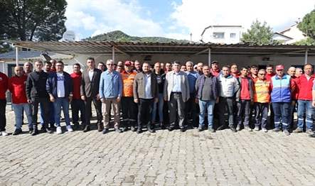 Ramazan Bayramı öncesi geleneği bozmayan Menderes Belediye Başkan V. Erkan