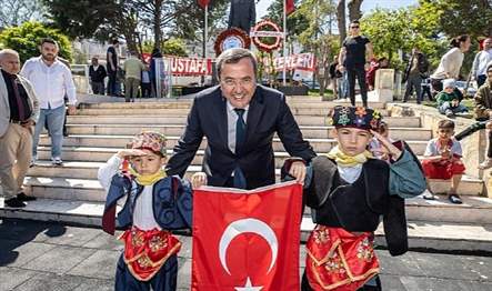 Konak Belediyesi’nin Gültepe Atatürk Meydanı’nda gerçekleştirdiği 23 Nisan Ulusal Egemenlik