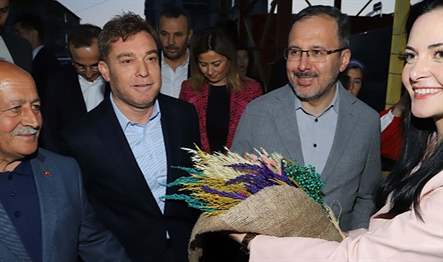 Bayındır Belediyesi tarafından Mübarek Kadir Gecesi Şehir Stadı’nda düzenlenen iftar
