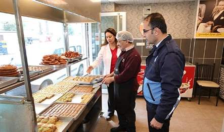 Ramazan ayı dolayısıyla çalışmalarını sıklaştıran Bayraklı Belediyesi Zabıta Müdürlüğü ekipleri,