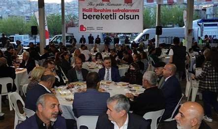 Bayraklı Belediye Başkanı Serdar Sandal, Kadir Gecesi’nde ilçe sakinleriyle iftarda