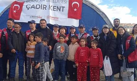 Deprem bölgesindeki çeşitli kentlerde kurduğu 5 bin çadırla depremzedelerin yaralarını