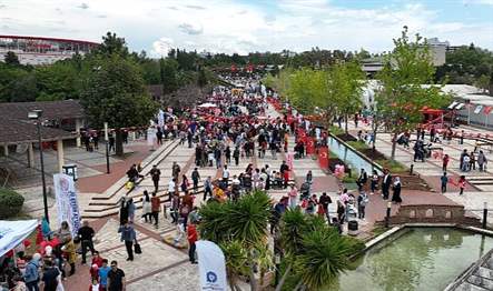 Antalya Büyükşehir Belediyesi tarafından düzenlenen Uluslararası Çocuk ve Uçurtma Festivali
