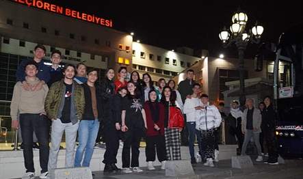 Keçiören Belediyesi, depremzedeler için kurulan yardım toplama merkezlerinde gönüllü olarak