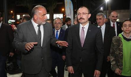 Canik Belediyesi’nin ilçede düzenlediği Kadir Gecesi Özel Programı’nda bir araya