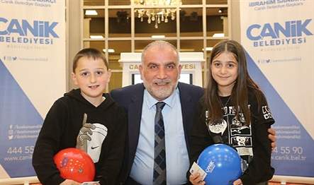 Canik Belediye Başkanı İbrahim Sandıkçı, yetim çocuklar ile birlikte iftar