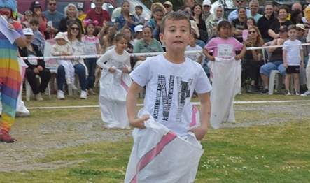 Edremit Belediyesi tarafından bu yıl 23'üncüsü düzenlenen Uçurtma Şenliği'ne binlerce
