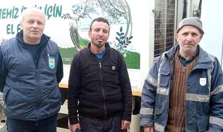 İznik Belediyesi Temizlik İşleri Müdürlüğü’ne bağlı çalışanlar çöp konteynırını boşaltırken,
