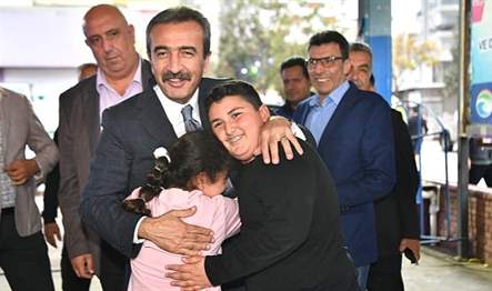 Çukurova Belediyesi’nin Toros Mahallesi Kapalı Semt Pazarı’nda düzenlediği iftar yemeğinde