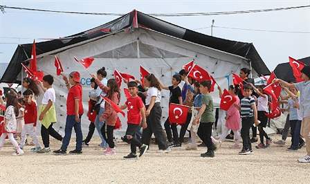 En büyük bayram Hatay Defne’deki Kocaeli Büyükşehir’in çadır kentinde çocukların