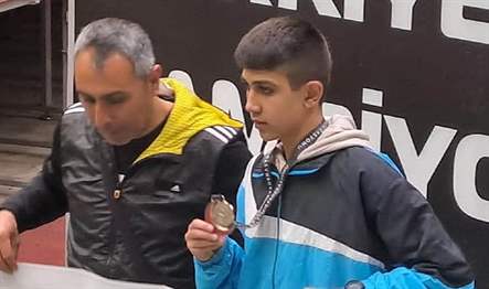Kahramanmaraş merkezli depremin ardından ailesiyle Bursa’ya yerleşen atlet Furkan Polat,