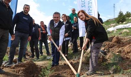 Dokuz Eylül Üniversitesi (DEÜ), depremden etkilenen bölgelerde faaliyetlerini sürdürürken, vatandaşların