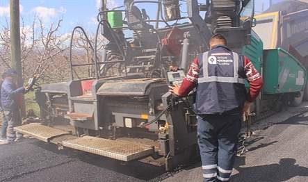 Antalya Büyükşehir Belediyesi, Elmalı Bayralar-Tekke Mahallesi bağlantı yolunda sıcak asfalt