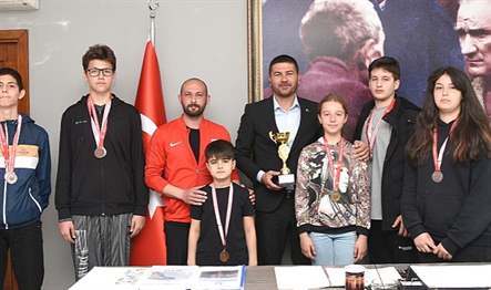 Foça Belediye Başkanı Fatih Gürbüz’ü ziyaret eden Taekwondo Şubesi, son