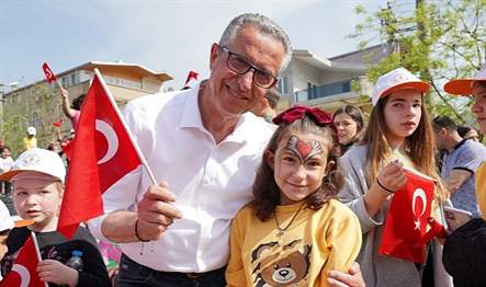 Gaziemir Belediyesi’nin düzenlediği 25. Gaziemir Ulusal Çocuk Şenliği’nde müzikaller, atölyeler
