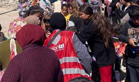 Depremin ilk gününden beri yaraları sarmaya çalışan İnsan İzi Derneği,