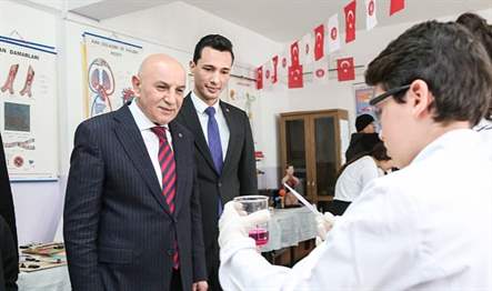 Keçiören Belediyesi ilçedeki okulları laboratuvarlarla donatmaya devam ediyor. Bu kapsamda
