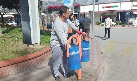 Kemer Belediyesi Temizlik İşleri Müdürlüğü ekipleri, ilçe genelinde bulunan eskimiş