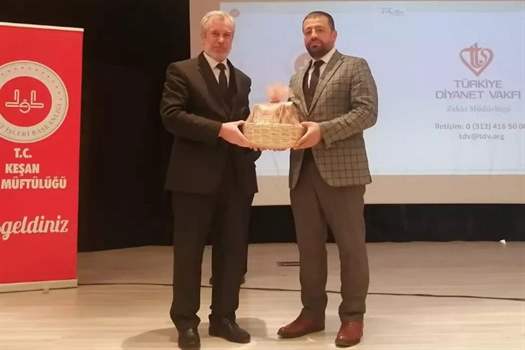 Edirne'ye bağlı Keşan Müftüsü Mehmet Yiğit, Fitre ve Zekât konusunda
