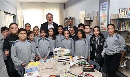 “Nevşehir Okuyor” projesi kapsamında, Nevşehir Belediyesi tarafından öğrencilere kitap okuma