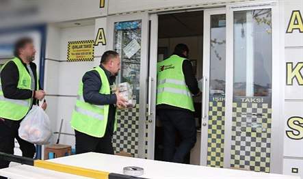 Büyükşehir, taksicilere sıcak iftarlık dağıtımını bu kez Gebze bölgesinde gerçekleştirdi.