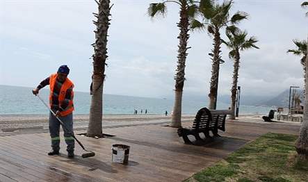 Antalya Büyükşehir Belediyesi, Konyaaltı Sahilinde yaza hazırlık çalışmaları yapıyor. Kış