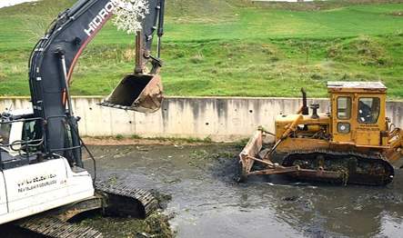 Çorlu Belediyesi tarafından Kumluca Deresi’nde başlatılan ıslah çalışmaları devam ediyor.
