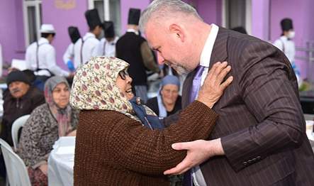 Menemen Belediyesi Aşevi'nde 24 saat esasıyla çalışan personel tarafından hazırlanan