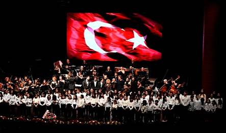Depremzedeler yararına gerçekleştirilen dayanışma konserinde Mersin tek yürek oldu.