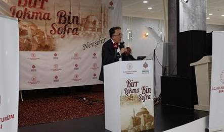 Nevşehir’de bir düğün salonunda gerçekleştirilen programa, Nevşehir Valisi İnci Sezer