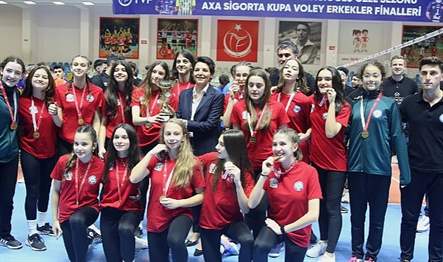 Sezonu liglerinde şampiyonlukla tamamlayan Nilüfer Belediyespor altyapı takımları, düzenlenen törende