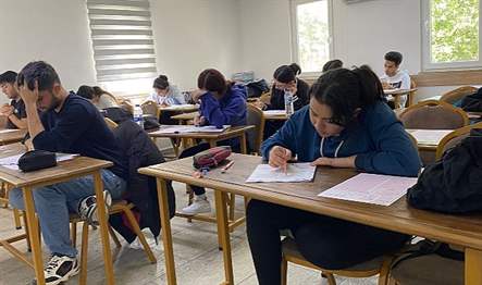 Kemer Belediyesi Ahmet Erkal Destek Eğitim Kursu'nda üniversite hazırlık sürecinde