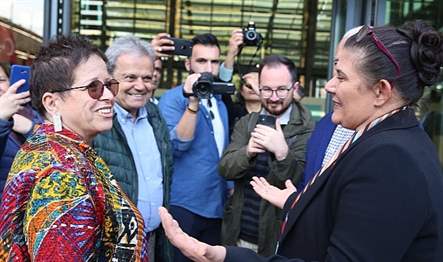 Resmin caz ustası ressam Reyhan Abacıoğlu. Yalnızca doğaçlama ritimleri yansıttığı
