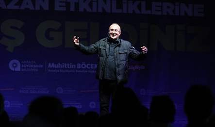 Antalya Büyükşehir Belediyesi’nin Karaalioğlu Parkı’nda düzenlediği Geleneksel Ramazan Etkinlikleri’nde sahne