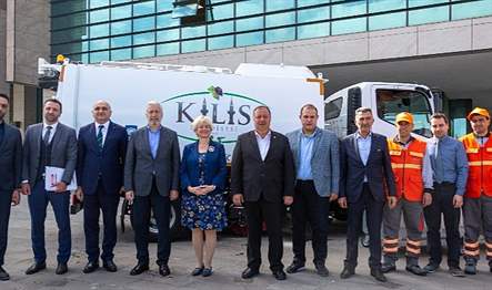 Binlerce depremzedenin yerleştiği Kilis’e yeni bir yol süpürme aracı teslim