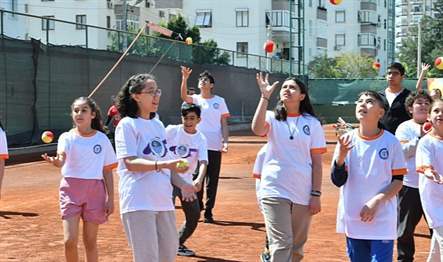 Mersin Yenişehir Belediyesi, deprem bölgesinden Mersin’e gelen çocuklara tenis, basketbol,