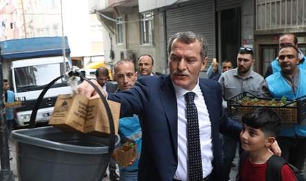 Zeytinburnu’nda yıllardır devam eden baharın müjdeleyicisi fesleğen geleneği bu yıl