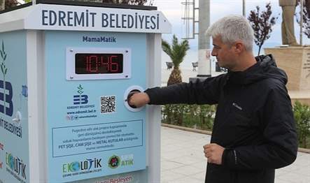 Edremit Belediyesi, sokaklarda yaşayan hayvanlar için belirlenen noktalara “MamaMatik” yerleştirdi.