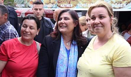 Pazardan alışveriş de yapan Başkan Çerçioğlu'na vatandaşlar yoğun ilgi gösterdi.