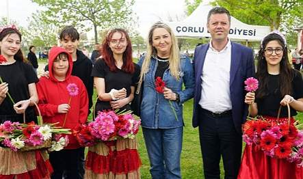 Çorlu Belediyesi tarafından geleneksel hâle getirilen Hıdırellez Şenliği’nde buluşan vatandaşlar,
