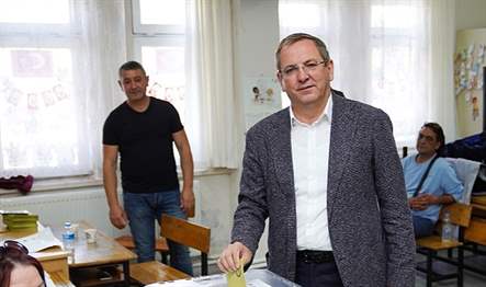 Ayvalık Belediye Başkanı Mesut Ergin, oy kullanma saatinin başlamasıyla birlikte