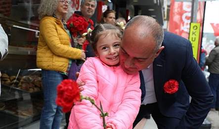 Gemlik Belediye Başkanı Mehmet Uğur Sertaslan vatandaşlarla buluşmaya devam ediyor.