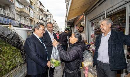 Konak’ı sokak sokak gezerek vatandaşla kucaklaşan Başkan Batur, seçim öncesi