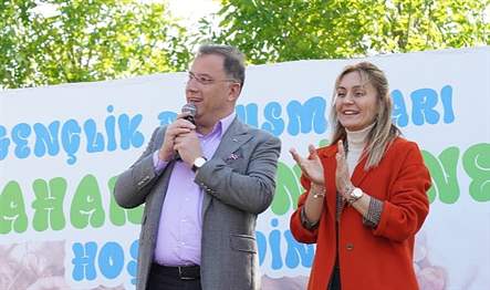 Çeşitli aktivitelerin gerçekleştiği etkinlik alanında gençlerle dopdolu bir gün geçiren