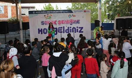 Büyükşehir, Kocaeli genelindeki sokak şenliği etkinliklerinde vatandaşları eğlenceye doyuruyor, ortaya