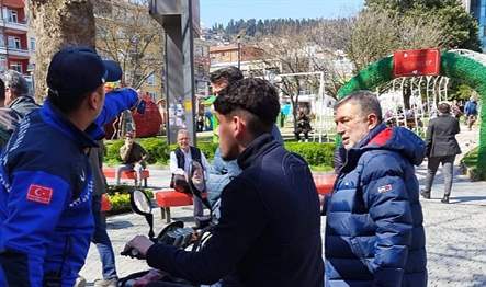 Kocaeli Büyükşehir Belediyesi Zabıta ekipleri Cumhuriyet Bulvarında gerçekleştirdiği devriyelerle vatandaşların