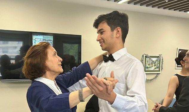 Karşıyaka’da yaşayan Alzheimer hastaları ve yakınlarına hizmet veren Karşıyaka Belediyesi